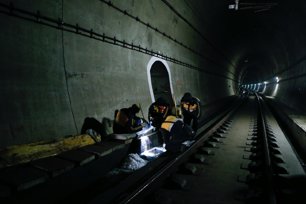 银川铁路运营隧道病害现状